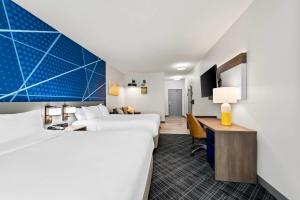 Postel nebo postele na pokoji v ubytování Comfort Suites Longview North