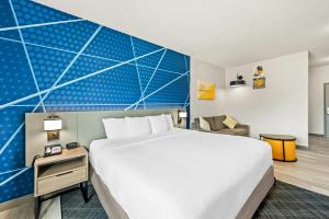 Postel nebo postele na pokoji v ubytování Comfort Suites Longview North