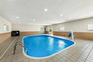 Bazén v ubytování Comfort Suites Longview North nebo v jeho okolí