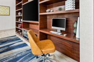 TV a/nebo společenská místnost v ubytování Comfort Suites Longview North