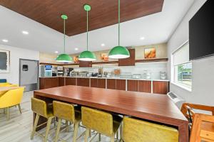 Kuchyň nebo kuchyňský kout v ubytování Comfort Suites Longview North