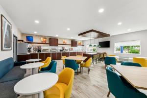 Kuchyň nebo kuchyňský kout v ubytování Comfort Suites Longview North