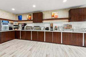 Kuchyň nebo kuchyňský kout v ubytování Comfort Suites Longview North