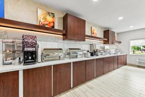 Kuchyň nebo kuchyňský kout v ubytování Comfort Suites Longview North