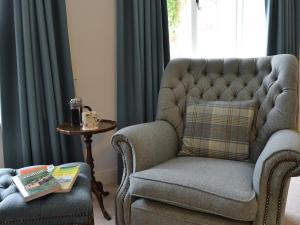 un salon avec une chaise et une table dans l'établissement Sunny Cottage, à Bulmer