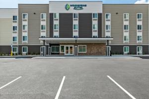 アンダーソンにあるWoodSpring Suites Anderson North I-85のホテルの前の空いている駐車場