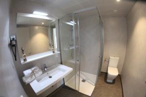 Kúpeľňa v ubytovaní Hotel L'Escala Centre + 37 fotografií