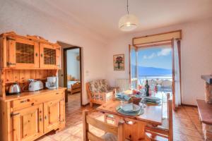 een keuken met een tafel en een eetkamer bij Residence Bellevue in Tremosine Sul Garda