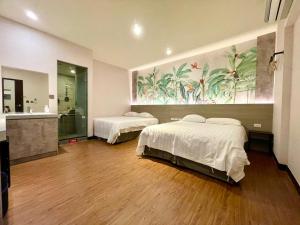 una camera con due letti e un bagno con lavandino di Prince Hotel a Jiaoxi