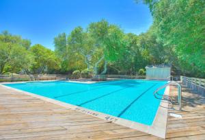 una grande piscina con terrazza in legno di GTS39 - Duck Chili a Duck