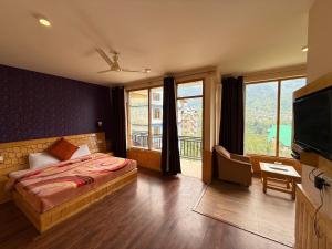 โทรทัศน์และ/หรือระบบความบันเทิงของ The Northwood Cottages Manali +13 ภาพ