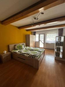 Giường trong phòng chung tại Hanga Apartments