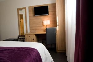 Postel nebo postele na pokoji v ubytování Logis Hotel Restaurant de La Madeleine