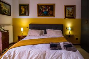 a bedroom with a large bed with two towels on it at Luc's Home in Frattaminore