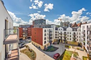 een luchtfoto van een stad met gebouwen bij Perfect Apartment Chmielna Park in Gdańsk