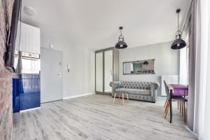 een woonkamer met een bank en een tafel bij Perfect Apartment Chmielna Park in Gdańsk +2 foto's