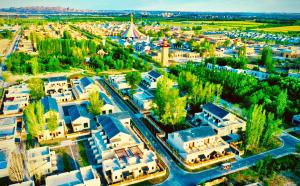 UrhoKaramay West Wuzhen Tancheng Hotel的城市的空中景观,建筑和树木