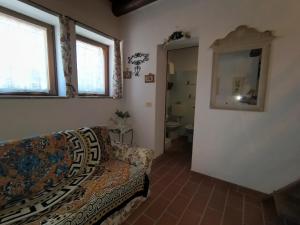 カステル・デル・ピアーノにある14 Holiday in Tuscany - Val d'Orcia - CASA PRIVATAのソファと鏡のあるリビングルーム +71枚の写真