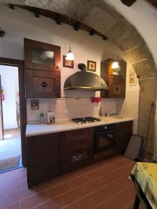 カステル・デル・ピアーノにある14 Holiday in Tuscany - Val d'Orcia - CASA PRIVATAのシンクとコンロのあるキッチン トップオーブン