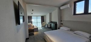 ein Hotelzimmer mit einem Bett, einem Schreibtisch und einem Schlafzimmer in der Unterkunft Old Avenue Hotel in Gjumri