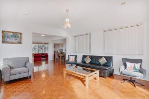 Χώρος καθιστικού στο Restful Canberra Retreat in Spacious Terrace Home