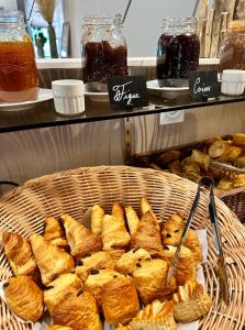 ein Korb mit Gebäck in einer Auslage in einer Bäckerei in der Unterkunft Hotel Chantereyne in Cherbourg en Cotentin + 64 Fotos