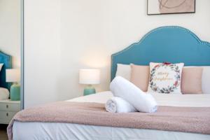 Modern 2BR with Sea and Sky View客房内的一张或多张床位