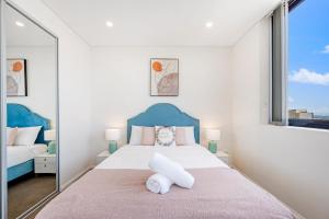 悉尼Modern 2BR with Sea and Sky View的一间带床和大窗户的卧室