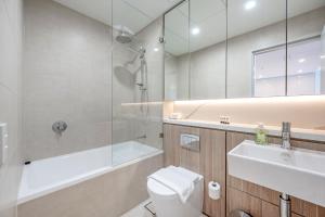悉尼Modern 2BR with Sea and Sky View的配有马桶、水槽和淋浴的浴室