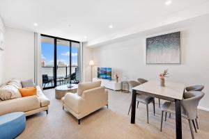 悉尼Modern 2BR with Sea and Sky View的带桌椅的客厅