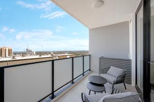 Modern 2BR with Sea and Sky View的阳台或露台