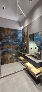ein Badezimmer mit Glasdusche und Waschbecken in der Unterkunft Old Avenue Hotel in Gjumri