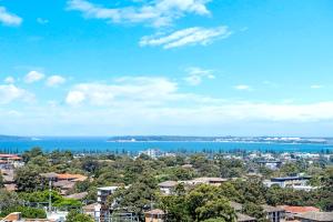 悉尼Modern 2BR with Sea and Sky View的享有城市和水景。