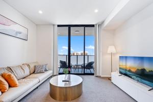 Modern 2BR with Sea and Sky View的休息区