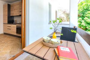 ポルト・トッレスにあるLuxury House Porto Torres Centerの本とテーブルのある部屋 +15枚の写真
