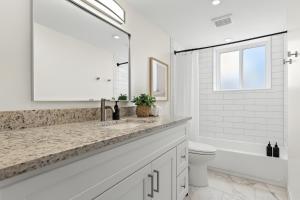 Ένα μπάνιο στο Bright & Spacious Flat Near the Heart of Royal Oak +38 φωτογραφίες