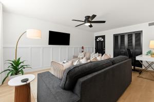 Μια τηλεόραση ή/και κέντρο ψυχαγωγίας στο Bright & Spacious Flat Near the Heart of Royal Oak