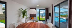 Bazén v ubytovaní Seafront Ciovo Villa Villa Trogir Deluxe Dva 6 Beautiful Bedrooms Private Pools Sea Front - Sauna alebo v jeho blízkosti