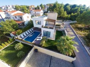 Bazén v ubytovaní Seafront Ciovo Villa Villa Trogir Deluxe Dva 6 Beautiful Bedrooms Private Pools Sea Front - Sauna alebo v jeho blízkosti