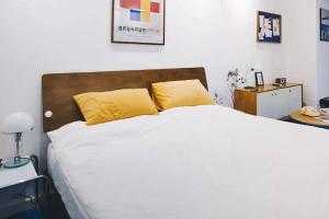 Postel nebo postele na pokoji v ubytování Chongqing Justom Family Apartment Hotel Jiaochangkou Branch