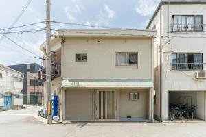 un condominio con garage su strada di Direct Access to Umeda Private Stay for 3 Guests ad Osaka