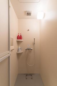 bagno con doccia e soffione di Direct Access to Umeda Private Stay for 3 Guests ad Osaka Altre 27 foto