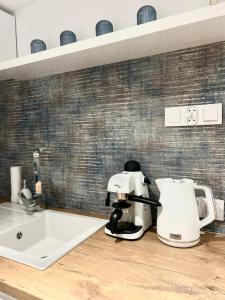 una macchina per il caffè appoggiata su un bancone accanto a un lavandino di Apartament Silver - Głuszyca - Góry Sowie a Głuszyca