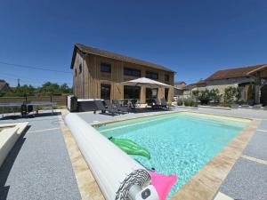 una piscina con scivolo in una casa di Le sechoir a Grand Brassac