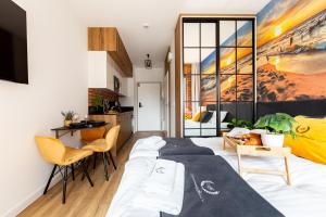 グダニスクにあるApartamentyGdansk eu - ŻURAWIE II - IIのベッドルーム(大型ベッド1台、黄色い椅子付)