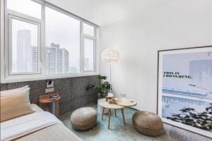 Postel nebo postele na pokoji v ubytování Chongqing Justom Family Apartment Hotel Jiaochangkou Branch