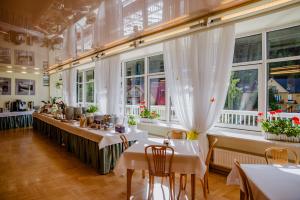 Reštaurácia alebo iné gastronomické zariadenie v ubytovaní Geovita Krynica-Zdroj