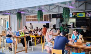 un gruppo di persone sedute ai tavoli di un ristorante di Lub d Phuket Patong - Near Patong Beach & Vibrant Social Vibe a Patong Beach