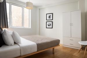 biała sypialnia z łóżkiem i oknem w obiekcie Superior Suite by Acropolis Cozy Suites w Atenach