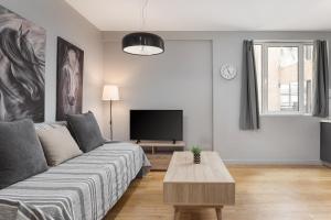 salon z kanapą i telewizorem w obiekcie Superior Suite by Acropolis Cozy Suites w Atenach